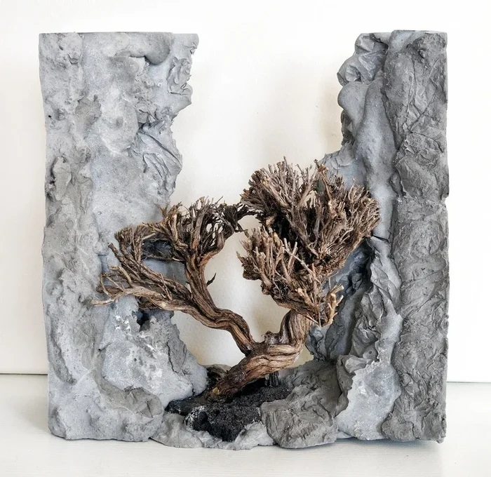 Between worlds (2025) Sculpture by Delnara El