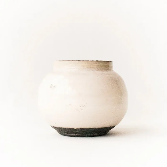 Fire Work Cina (2024) Clay sculpture by Johanna Braeunlich